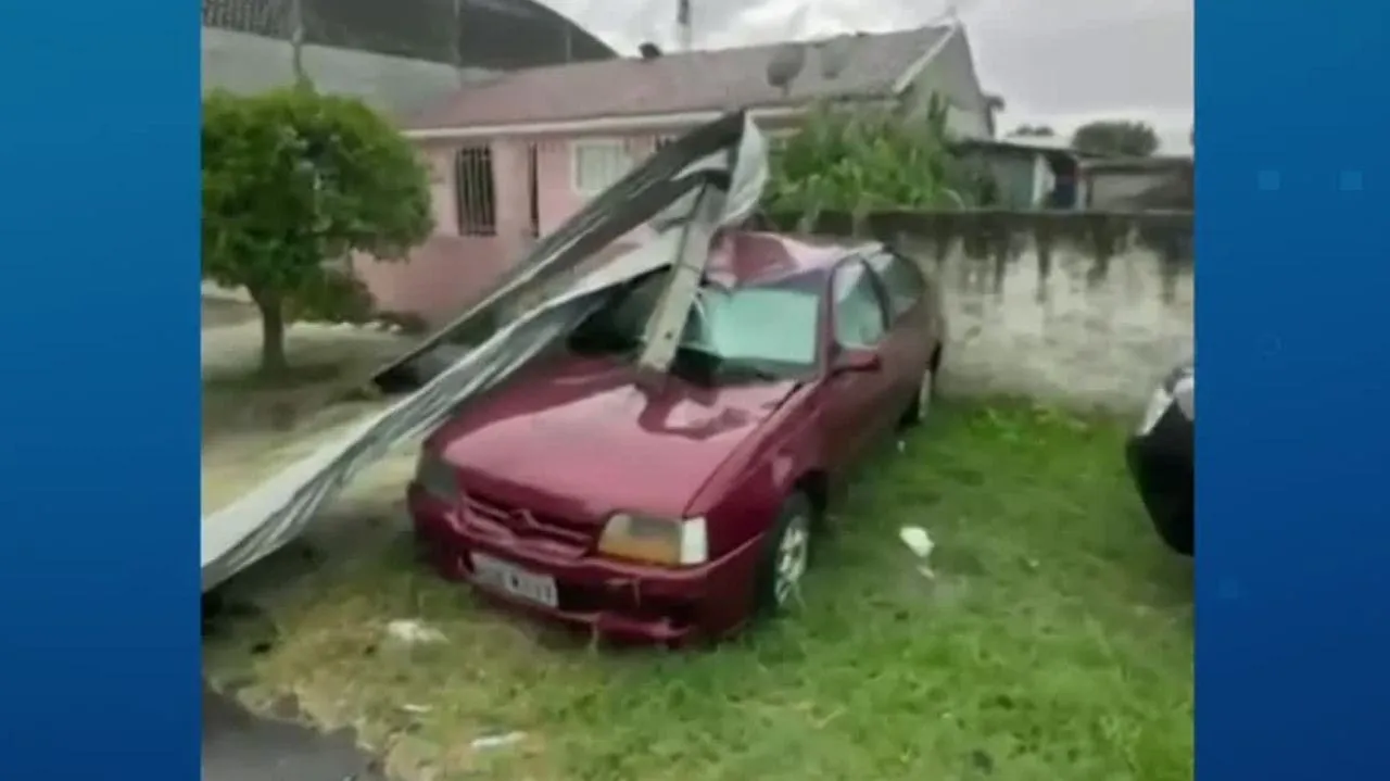 Estragos por tornado em São José dos Pinhais (Reprodução)