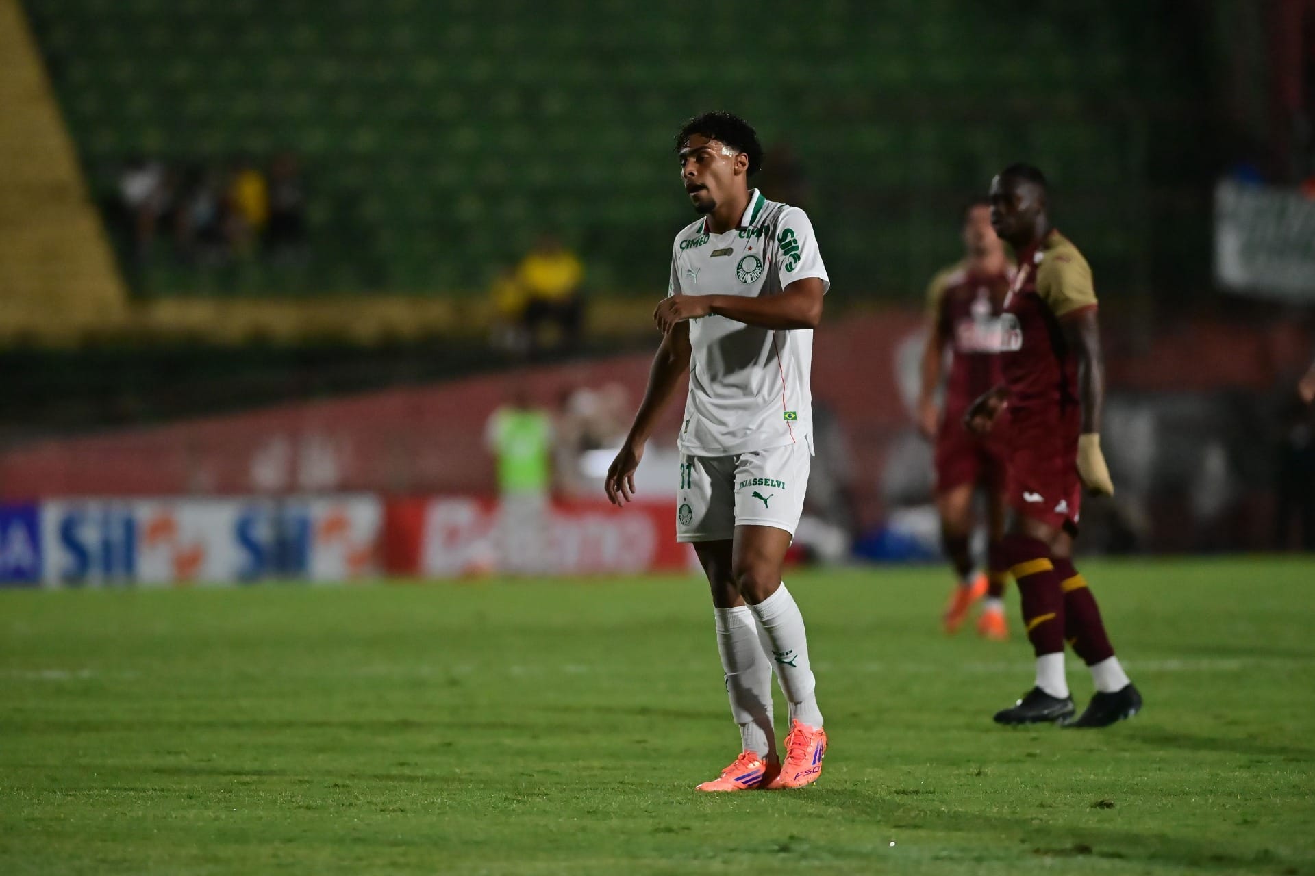 Palmeiras se aproveita de expulsão de rival e vence Portuguesa no Paulistão