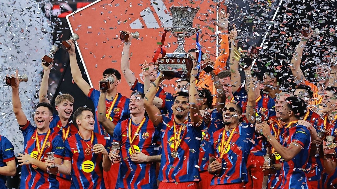 Raphinha decide, Barcelona vence Real Madrid e leva Supercopa da Espanha