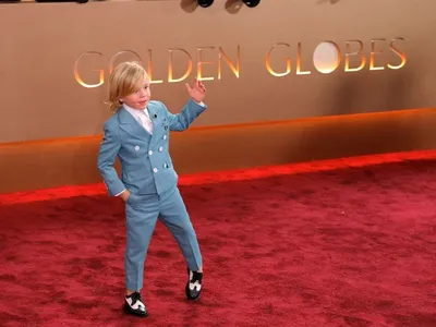 Look de ator mirim de "All Her Fault" rouba a cena antes do Globo de Ouro