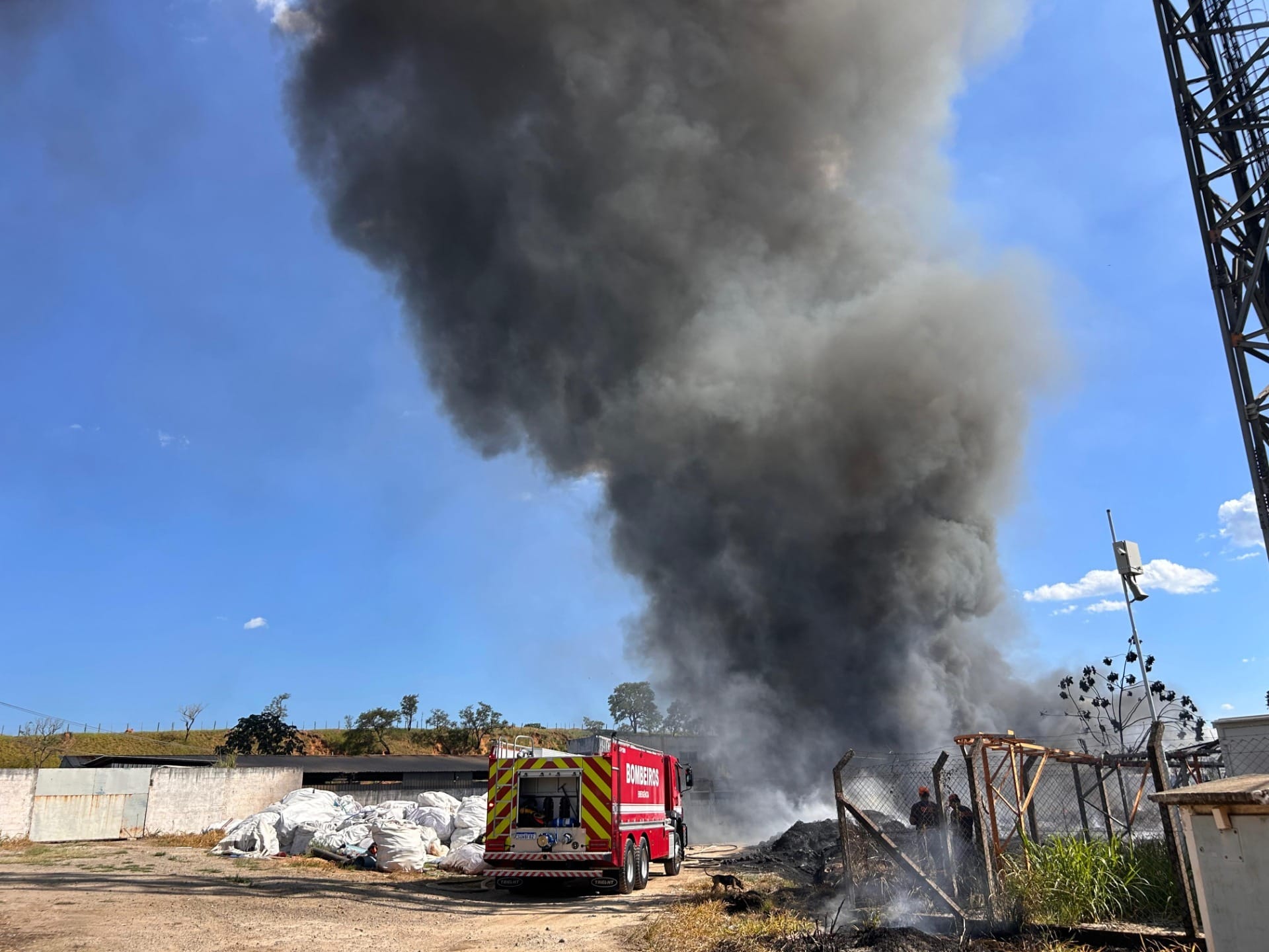 Incêndio atinge depósito de materiais de reciclagem em Pindamonhangaba