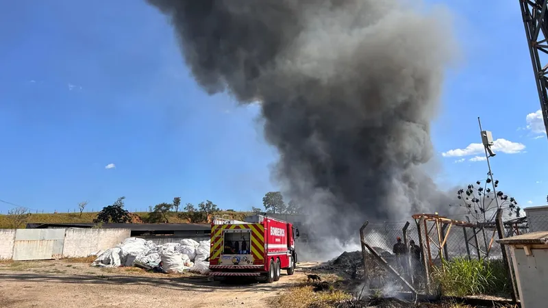 Incêndio atinge depósito de materiais de reciclagem em Pindamonhangaba