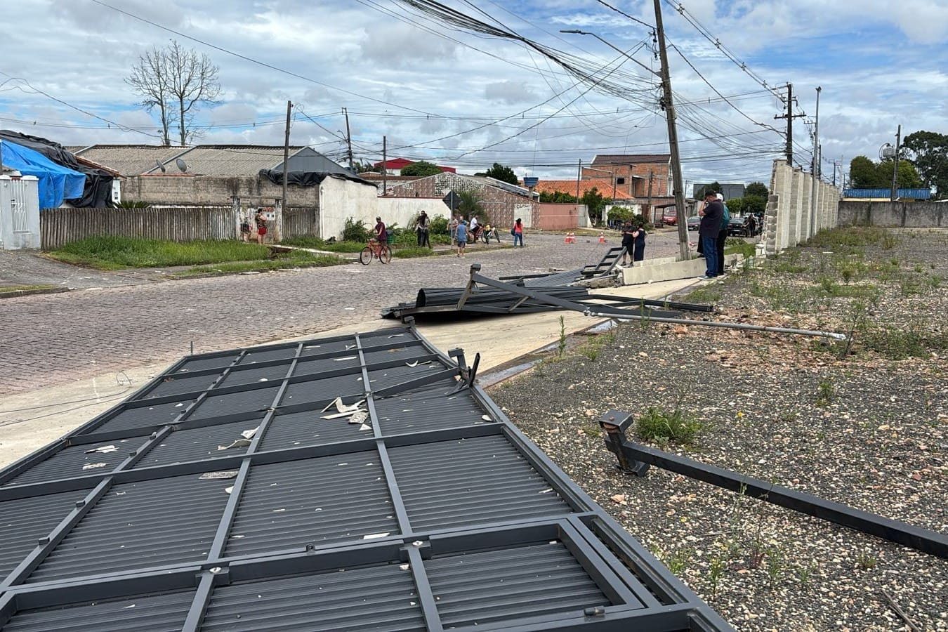 Tornado que atingiu São José dos Pinhais teve ventos de 180km/h