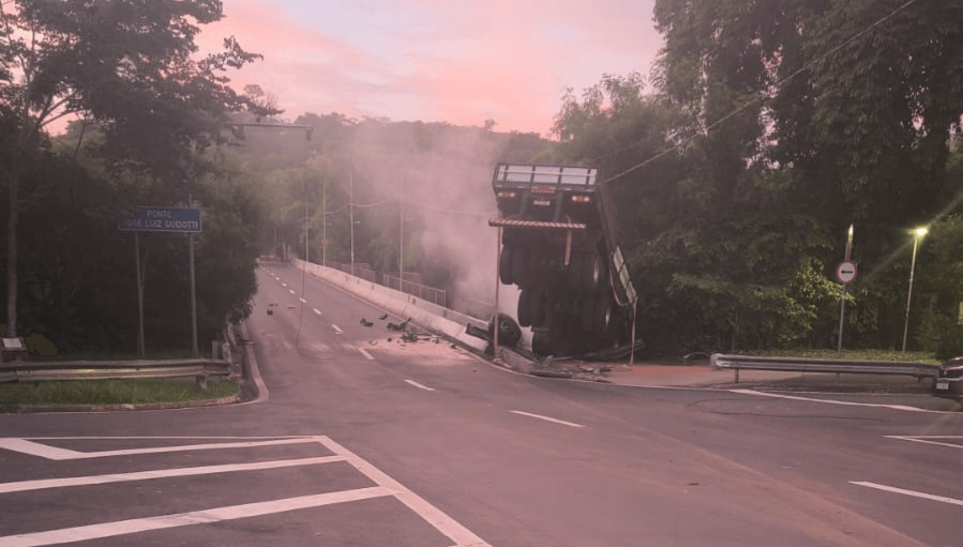 Caminhão quase despenca dentro de rio em Piracicaba