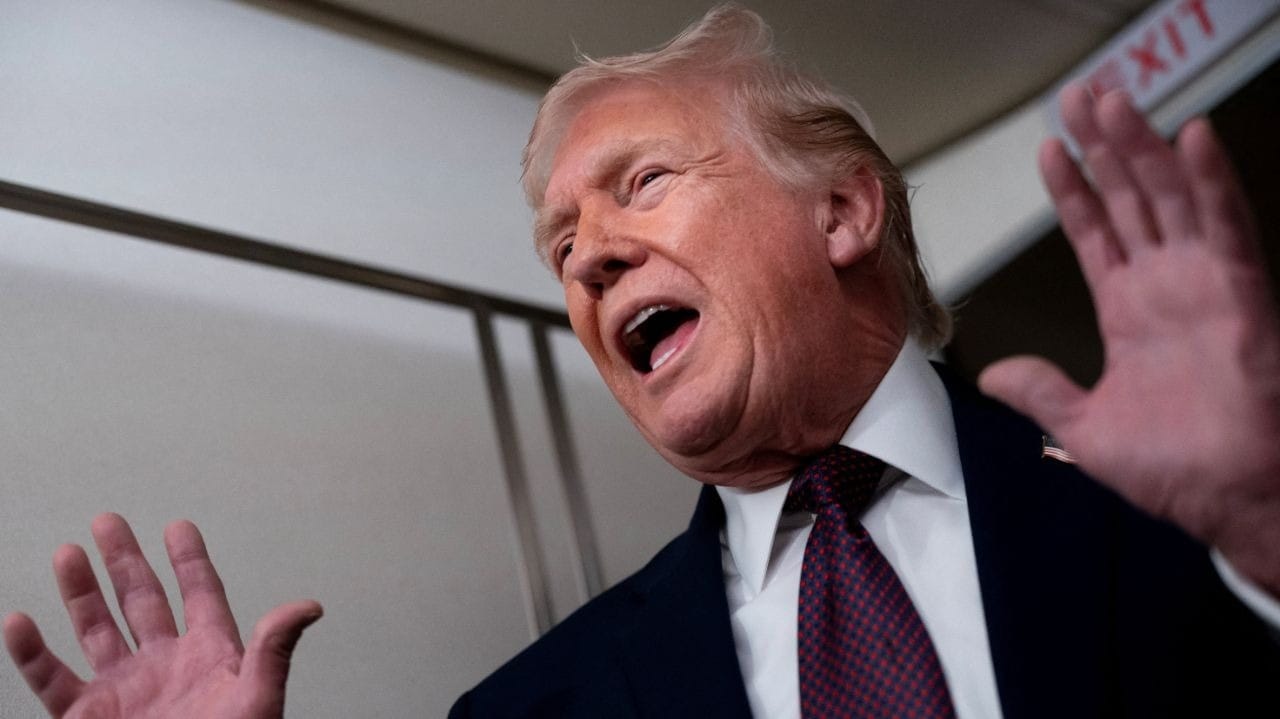 Trump mostra dedo do meio após ser chamado de 'protetor de pedófilo'