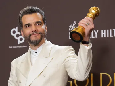 O significado dos sapatos Tabi usados por Wagner Moura no Globo de Ouro