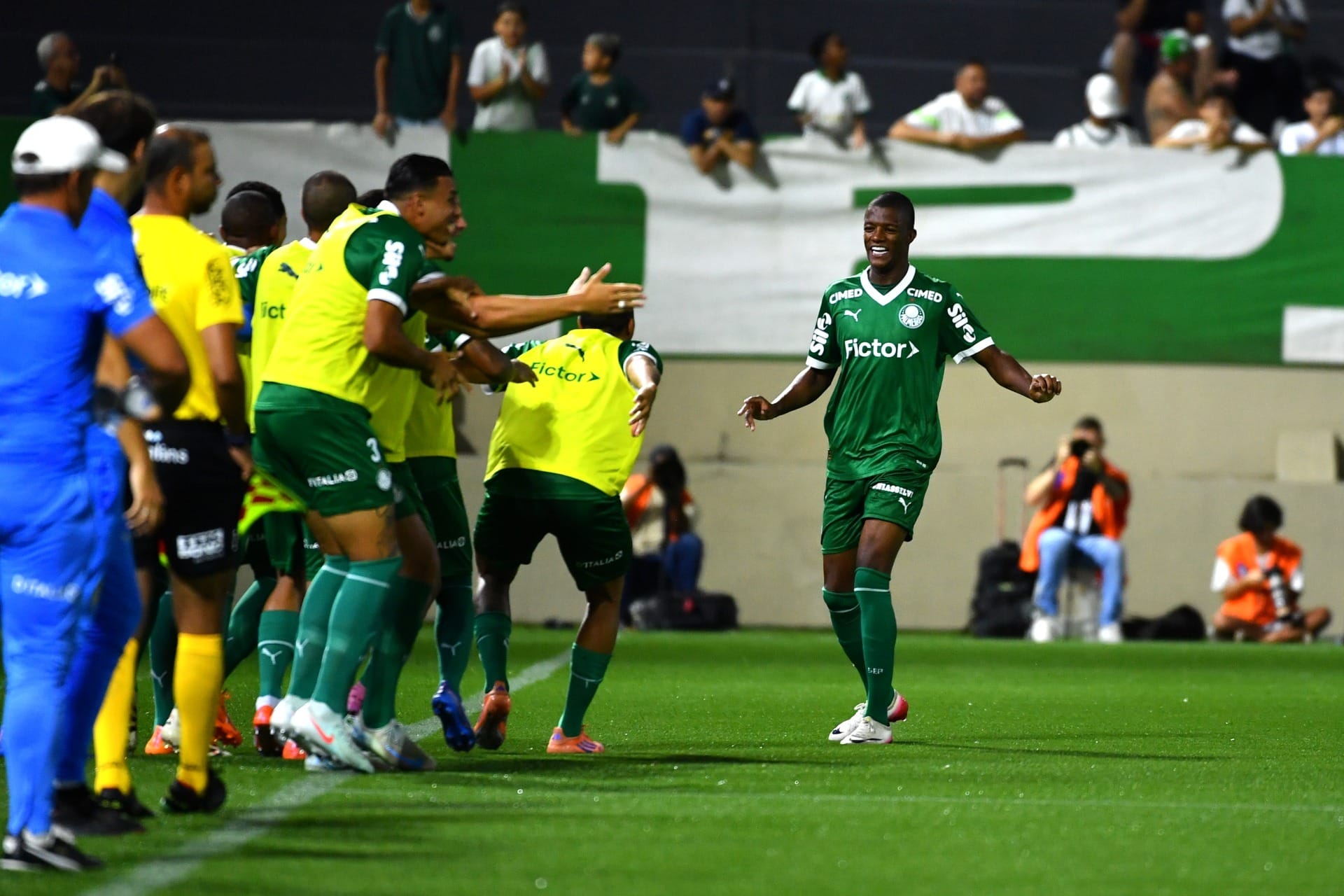 Em jogo de 6 gols e com polêmica, Palmeiras elimina Vitória na Copinha
