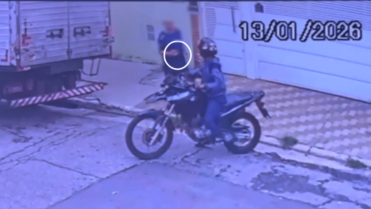 Idoso reage a assalto com arma de choque e tenta imobilizar ladrão em SP