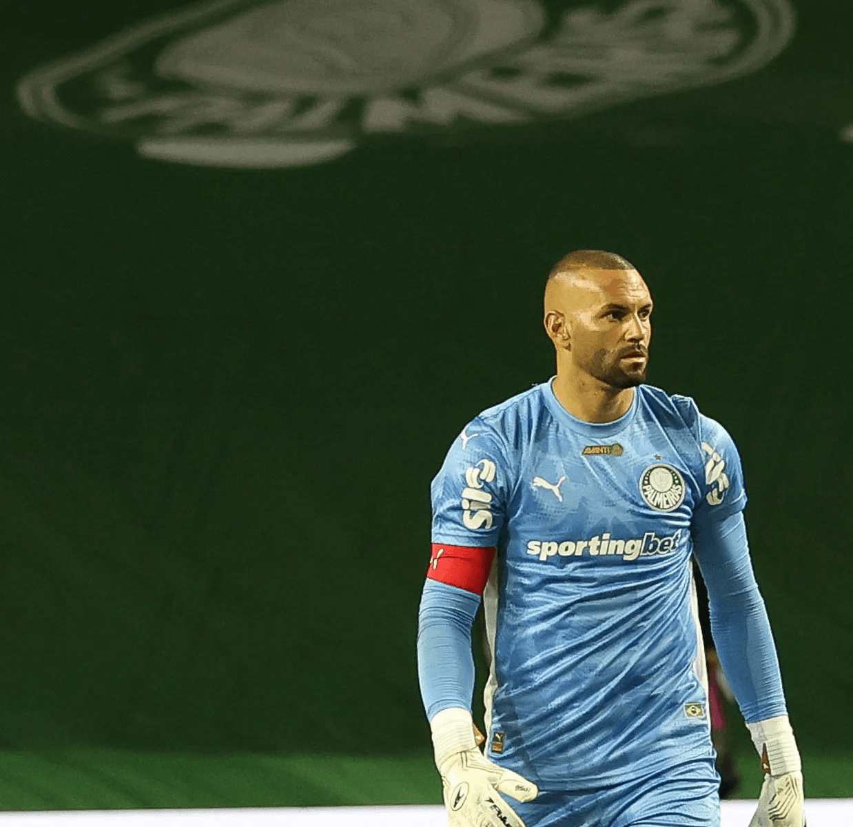 Palmeiras confirma saída de Weverton e presta homenagem ao goleiro