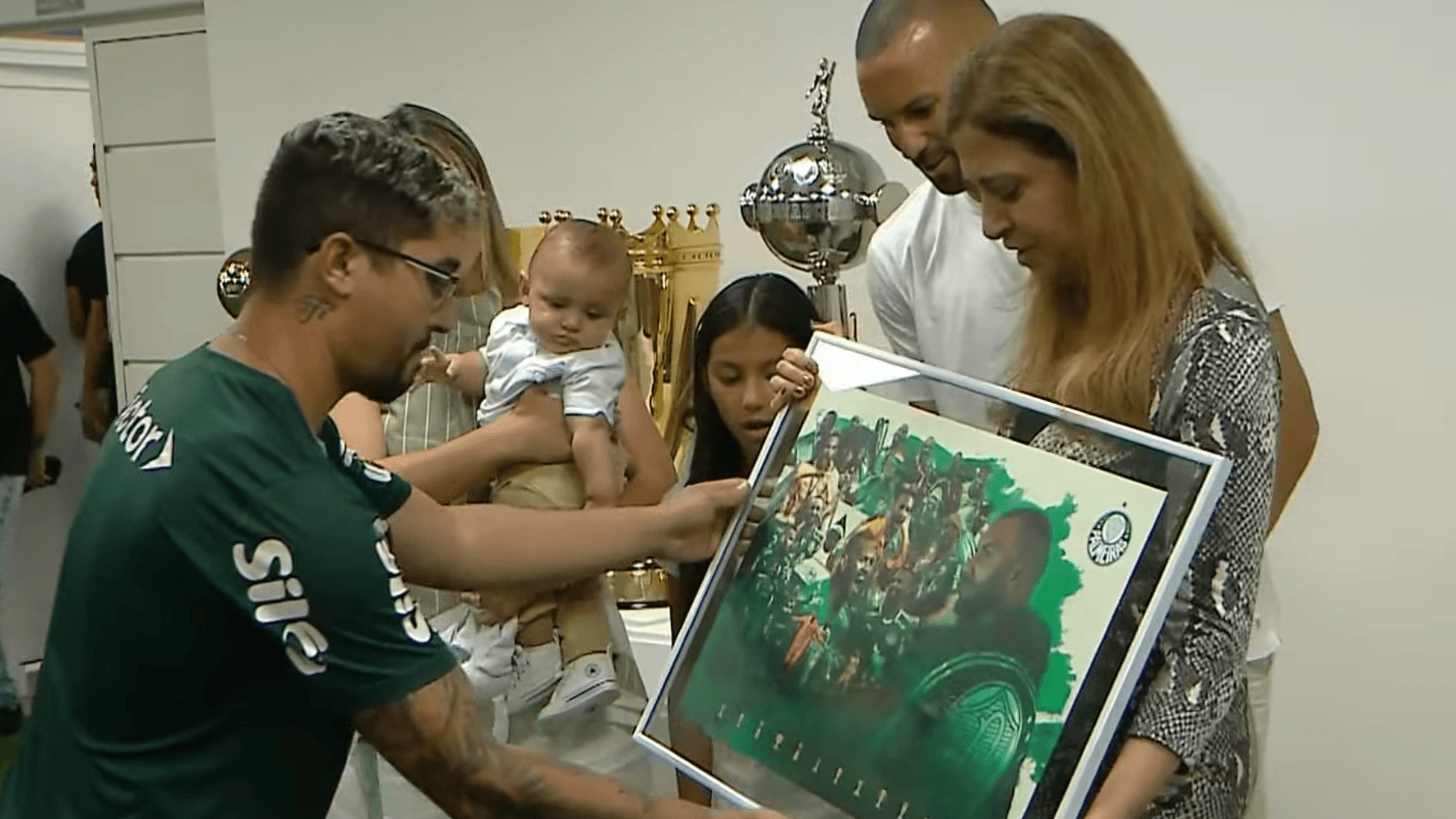 Weverton recebe mural com as taças conquistadas durante sua trajetória pelo Palmeiras I Foto: Reprodução/CazéTV