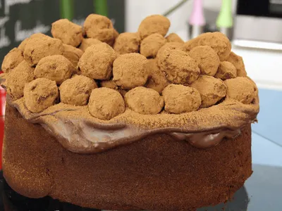 Bolo de cerveja preta existe e leva calda de chocolate; faça em casa
