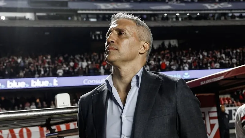 Após derrota, Crespo defende aposta em jovens da base: 'Momento de tentar'