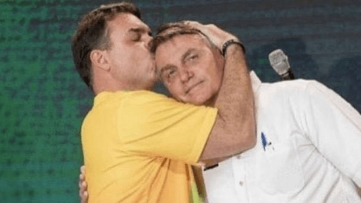Flávio visita Bolsonaro e diz que ex-presidente ‘está bem, firme e forte’