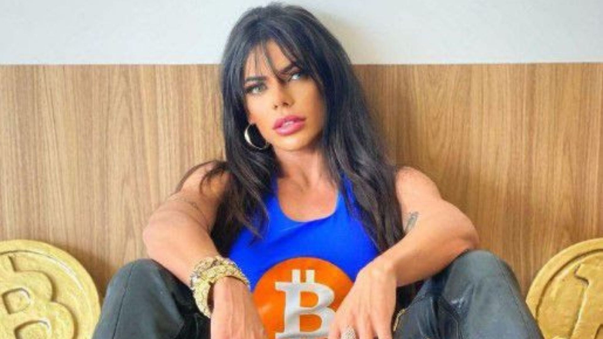 Modelo Suzy Cortez protesta contra 'taxa do pecado' nos EUA: 'É controle'