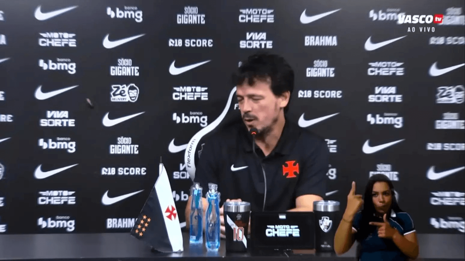 Vídeo: Barata "invade" entrevista de Fernando Diniz no Vasco e viraliza
