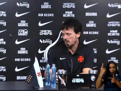 Vídeo: Barata "invade" entrevista de Fernando Diniz no Vasco e viraliza