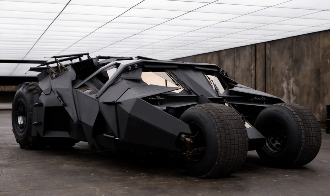 Batmóvel de Batman Begins (2005) tinha seis rodas e visual de tanque | Crédito: Hypebeast/Reprodução