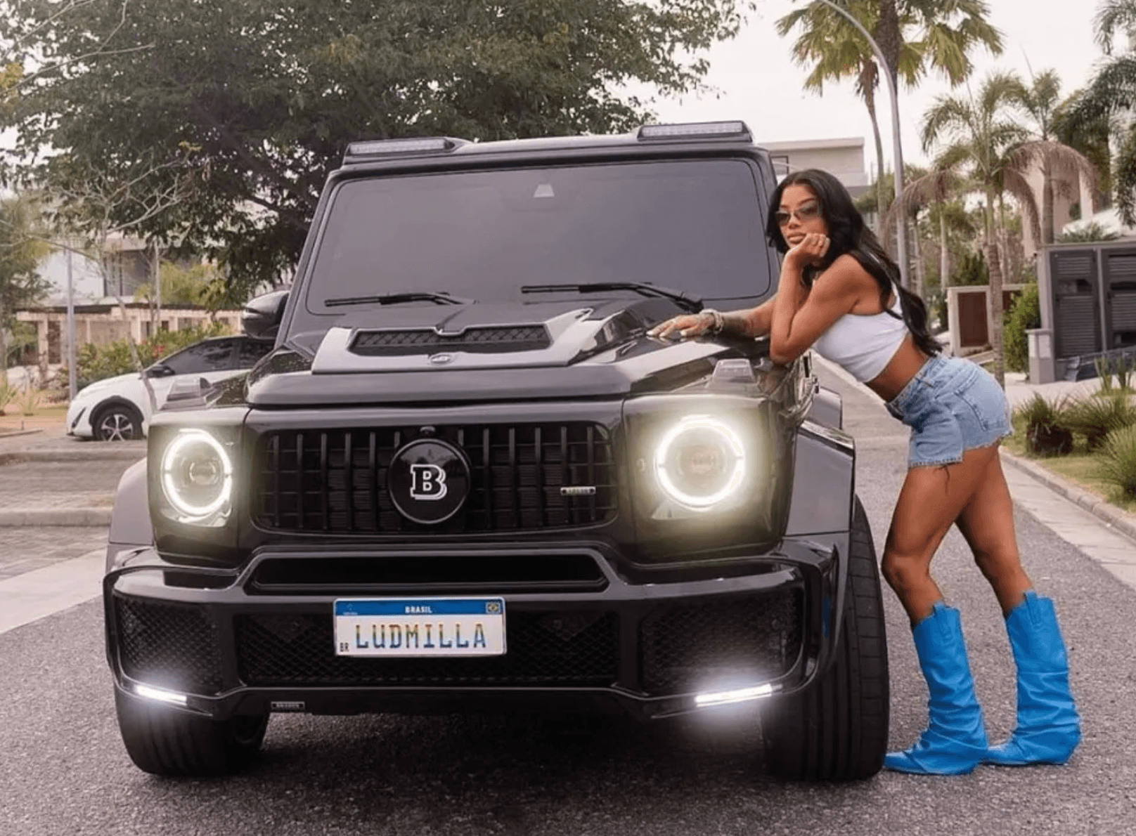 Ludmilla posa ao lado de um de seus carros de luxo personalizado | Crédito: Reprodução/Instagram/@ludimilla