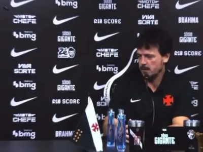Barata chama atenção durante coletiva do Vasco