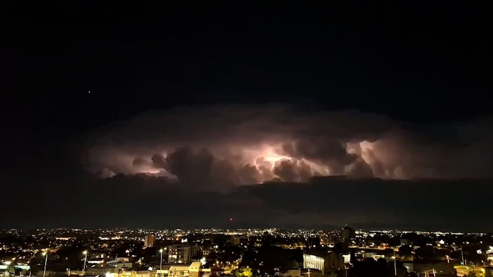 Relâmpagos constantes no céu de Curitiba: o que explica o fenômeno