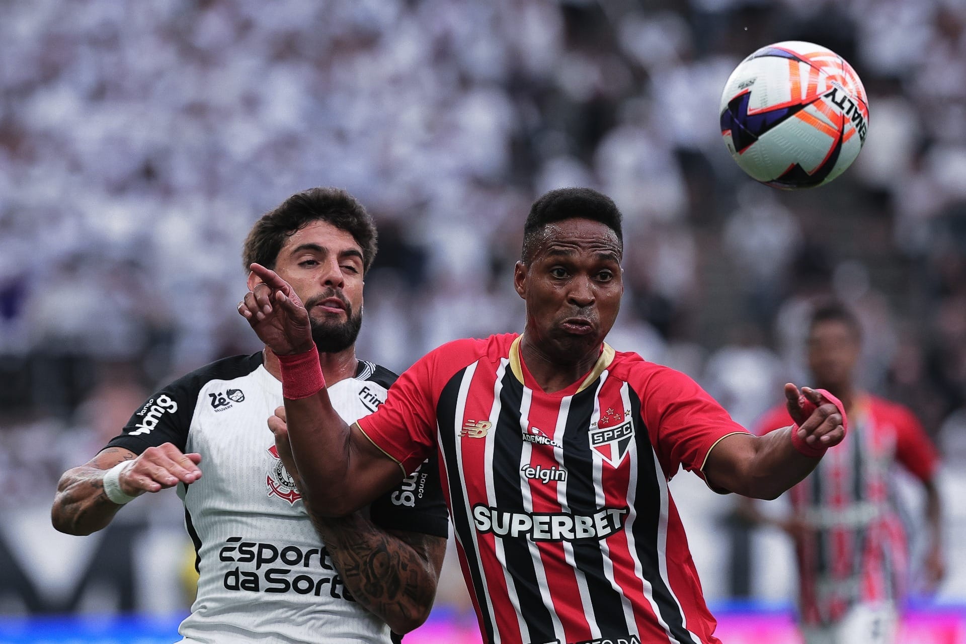 Corinthians empata no fim e evita 2ª derrota para o São Paulo em casa