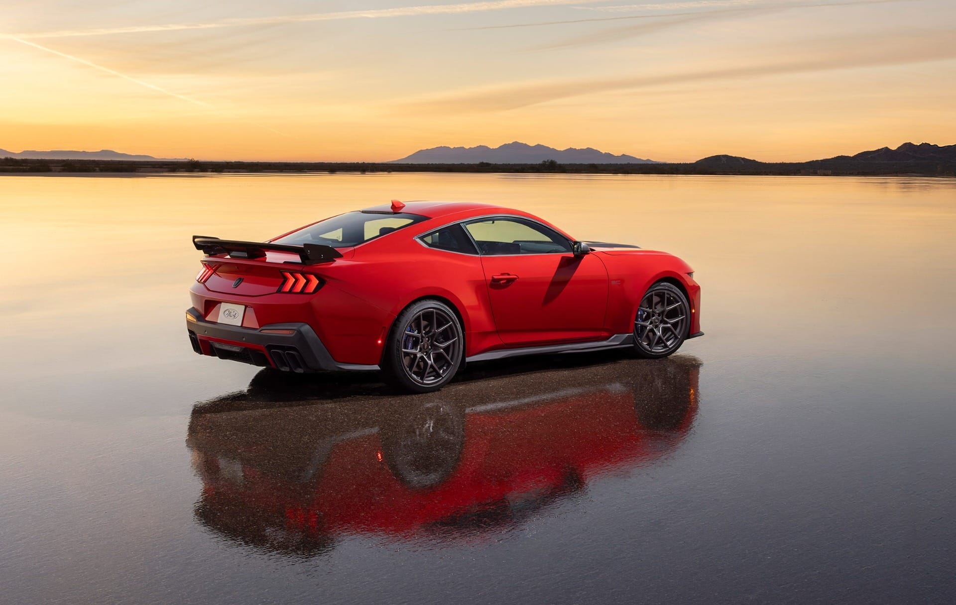 Design agressivo e aerodinâmica avançada reforçam o muscle car de pista