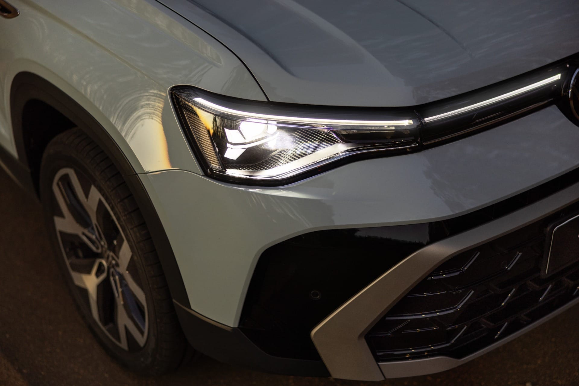 Detalhe do farol IQ.Light em LED com ajuste dinâmico