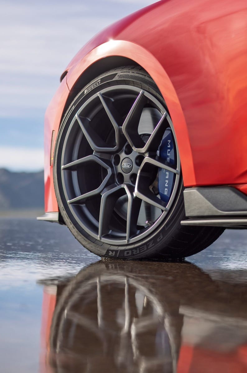 Pinças Brembo e pneus Michelin Pilot Sport Cup 2 R elevam aderência e frenagem