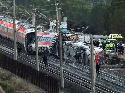 Autoridades da Espanha investigam acidente entre trens que deixou 39 mortos