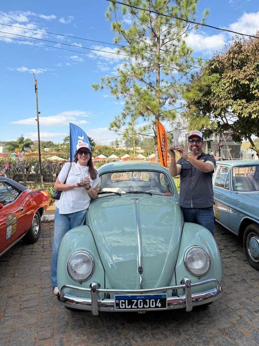Fusca 1959 com Gustavo Brasil e a mulher após um rally de regularidade
