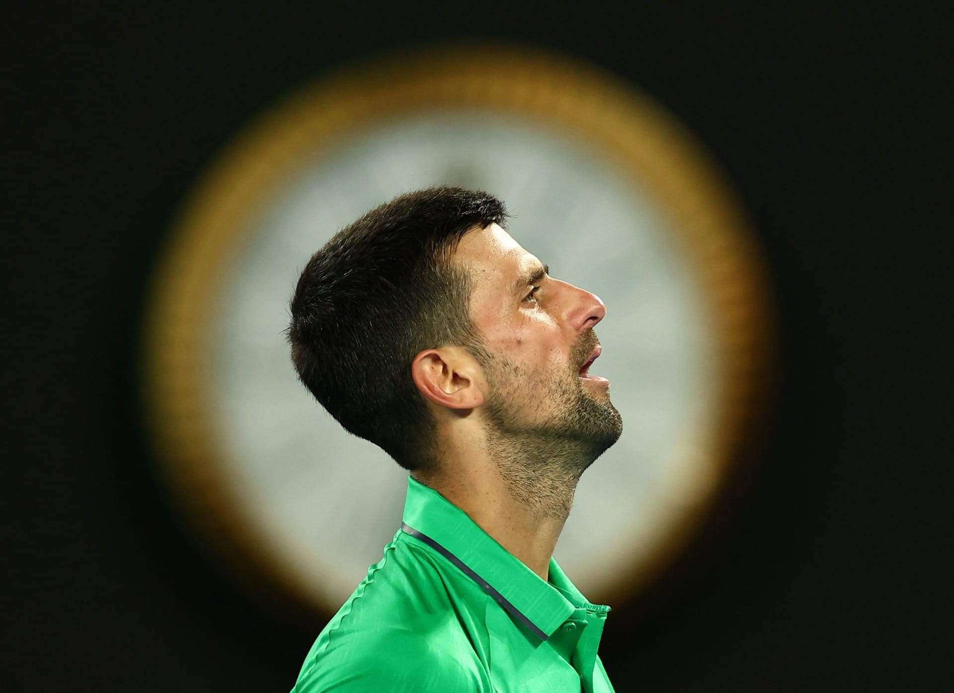 Djokovic alcança 100 vitórias no Australian Open em estreia dominante