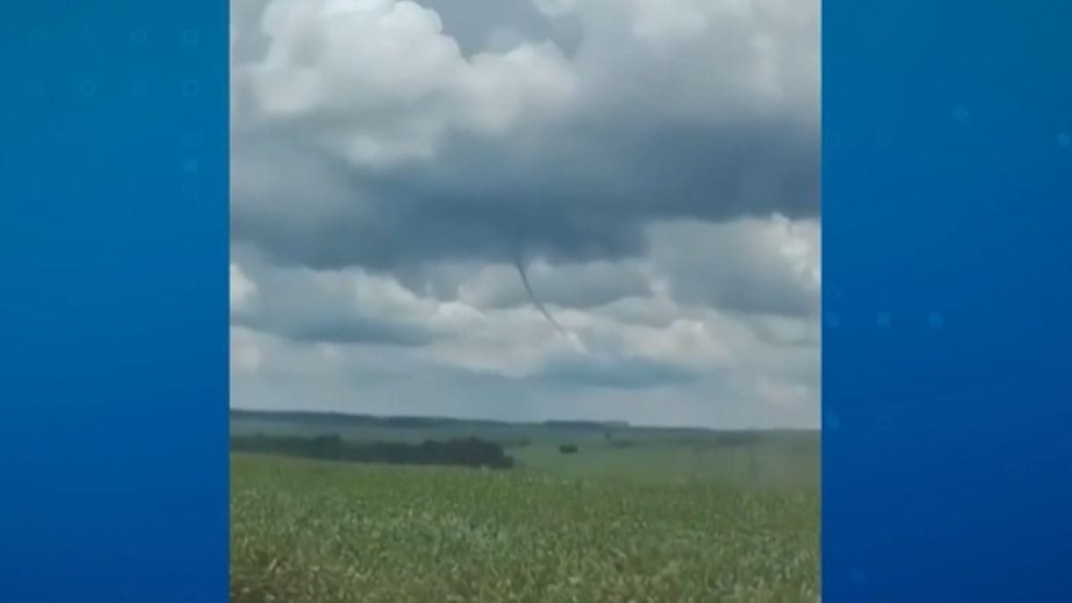Vídeo: Nuvem funil é vista em área rural do Paraná