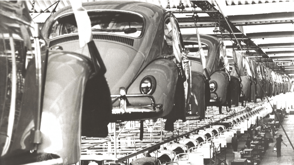 Fusca em produção na fábrica da Volkswagen no Brasil, a partir de 1959