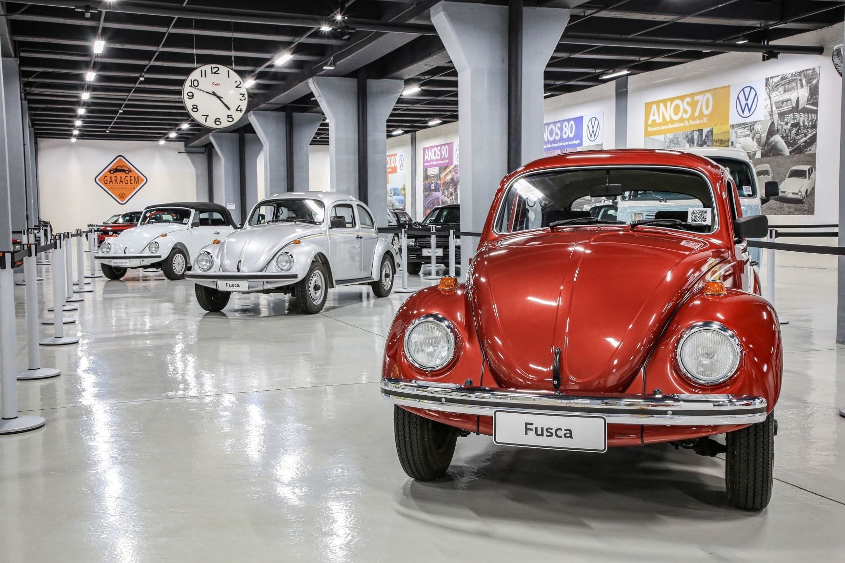 Fuscas de diferentes anos e cores reunidos em exposição de carros antigos