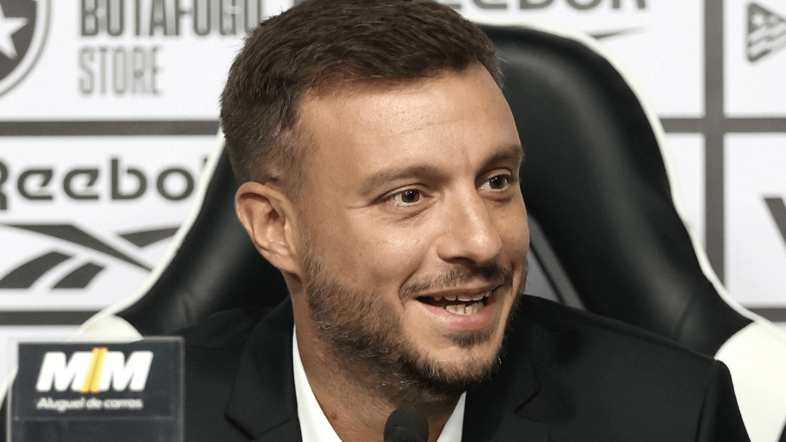 Martín Anselmi é apresentado no Botafogo e detalha estilo de jogo da equipe