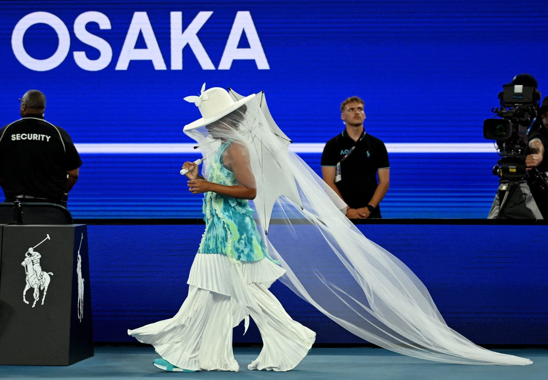 Naomi Osaka faz entrada triunfal e estreia com vitória no Australian Open