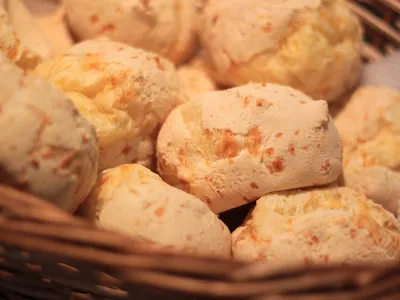Pão, quiche, risoto e mais receitas com queijo pra café, almoço e sobremesa