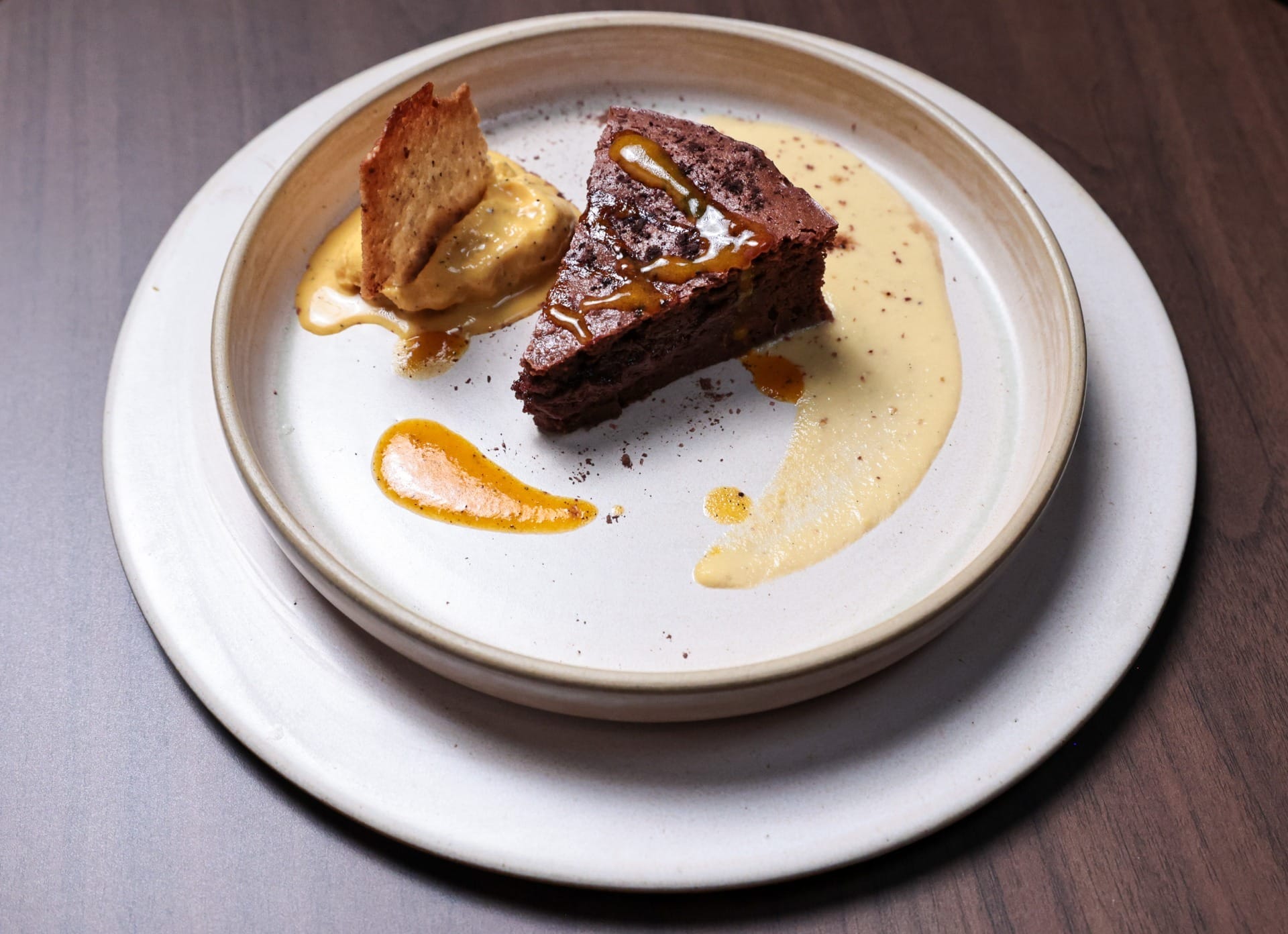 Torta fondant de chocolate, creme inglês com tomilho e couli de maracujá da Julienne Trevisol | Band Receitas