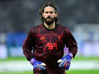 Gigante europeu mira Alisson e futuro do goleiro vira incógnita