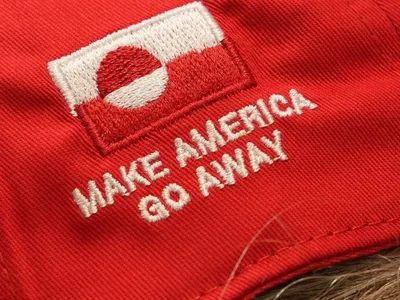 Boné “Make America Go Away” ironiza Trump em protestos na Europa