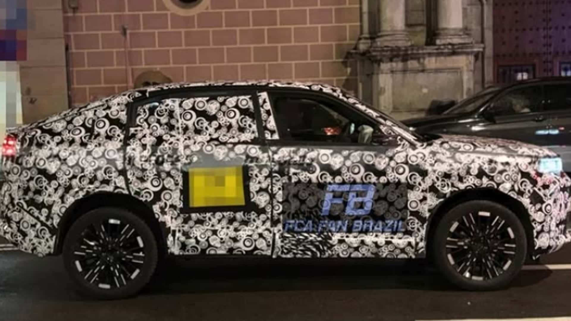 Novo Fiat Fastback é flagrado na Europa com traseira inspirada no Panda