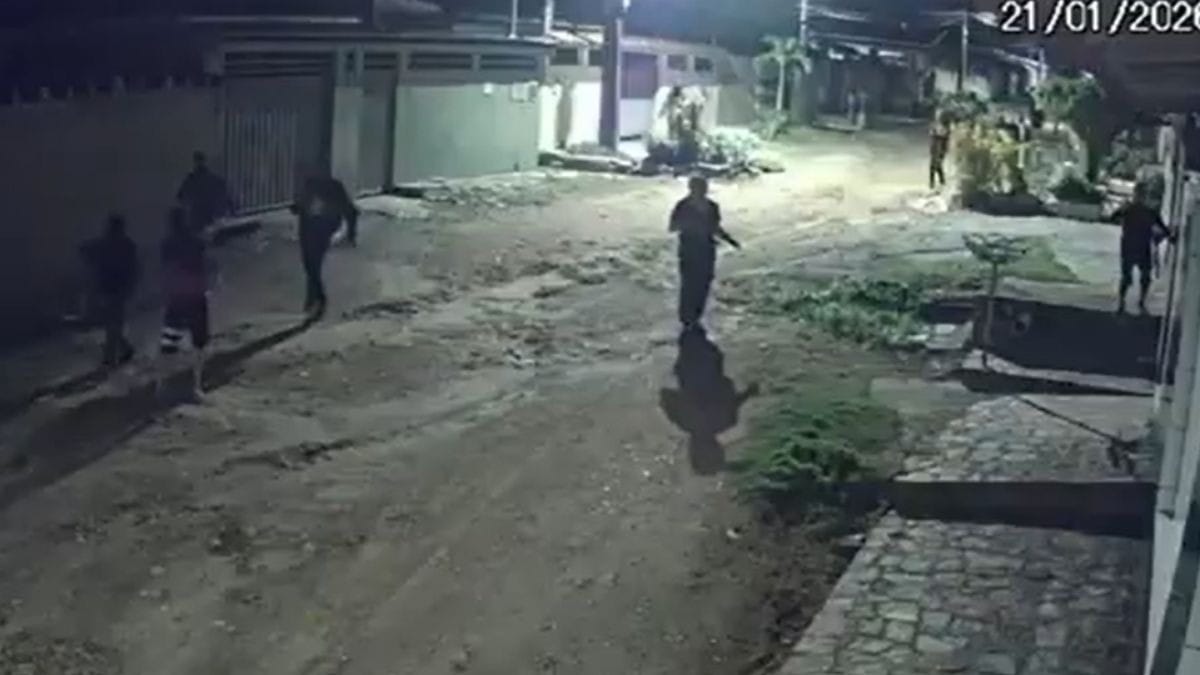 Vídeo: Criminosos exibem armas em demonstração de poder contra facção na PB