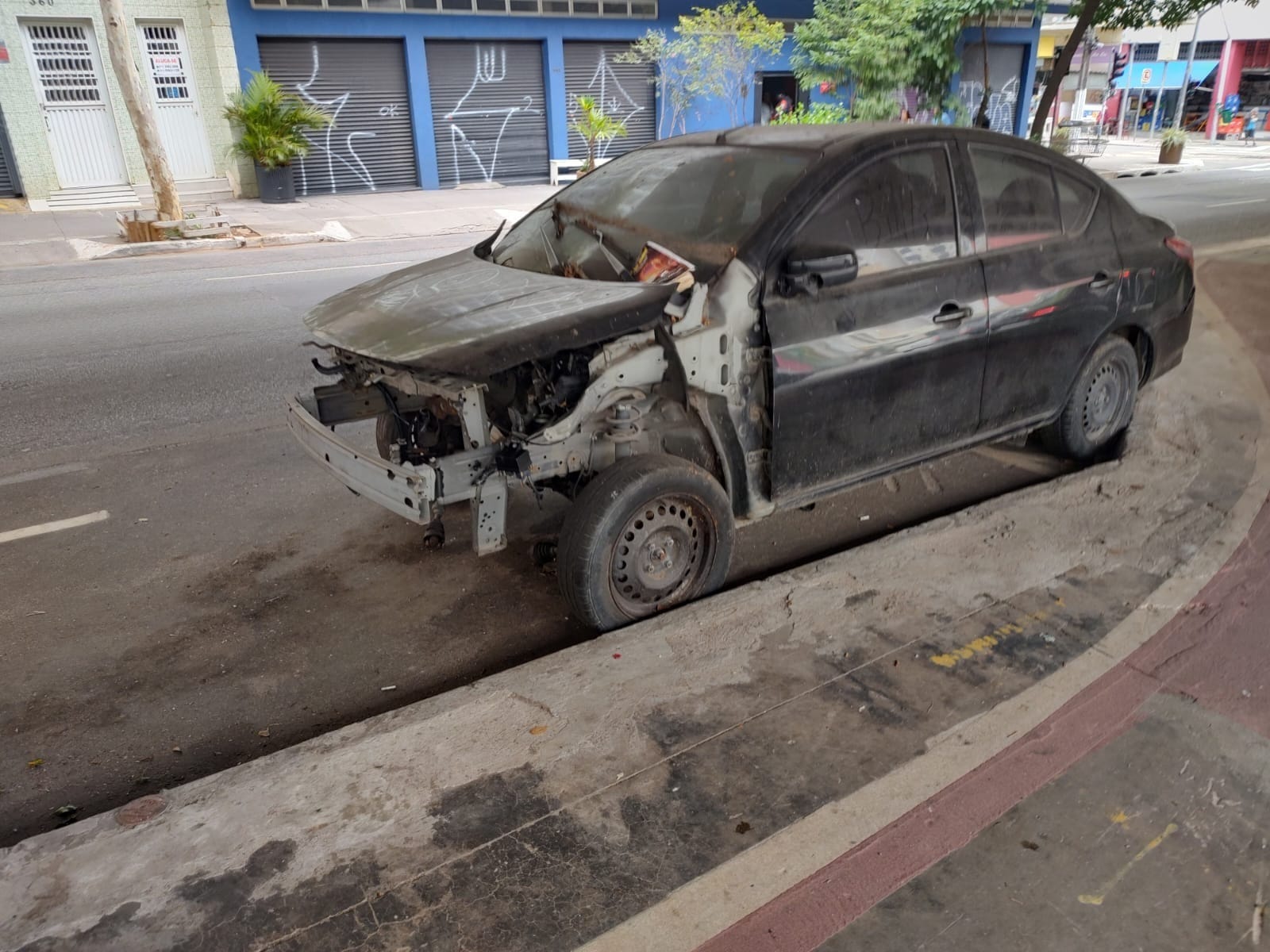 Bolsão sob o Minhocão vira área de abandono de carros no centro de SP