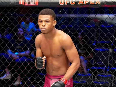 Lutador do UFC desmaia e cai de cara no chão após pesagem; assista