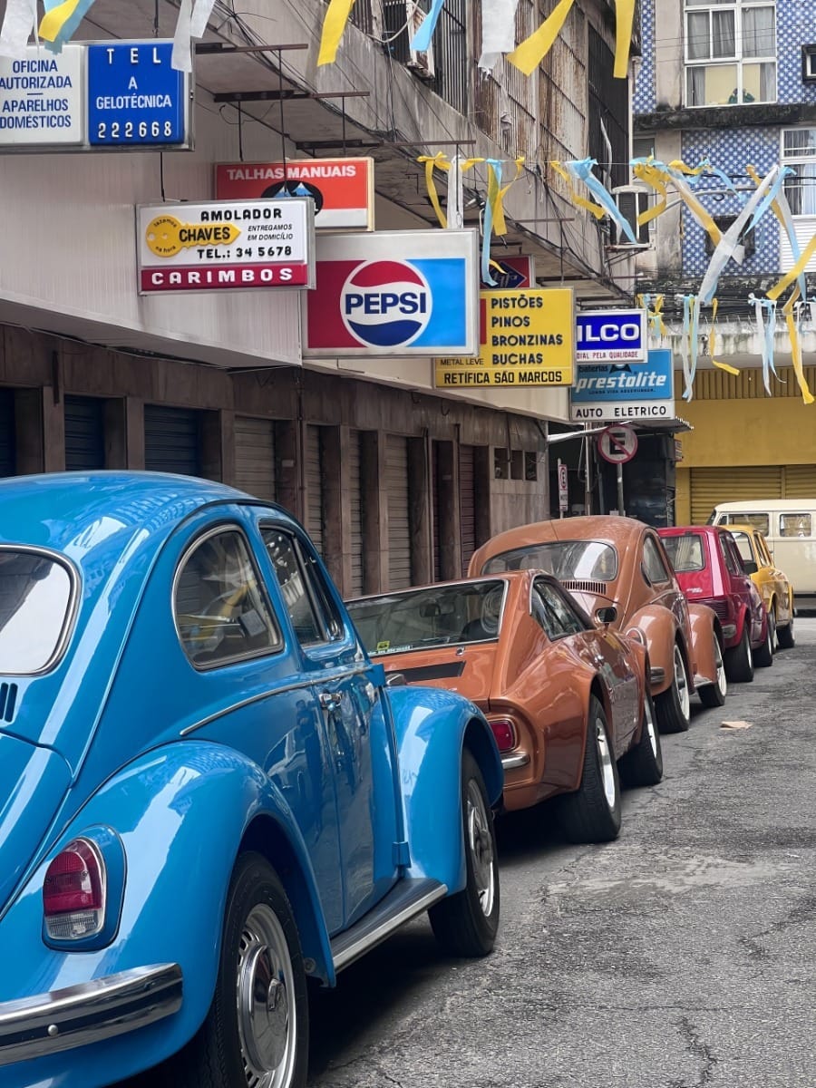 Carros de época foram reunidos no Recife para as filmagens de "O Agente Secreto", ambientado no final dos anos 1970