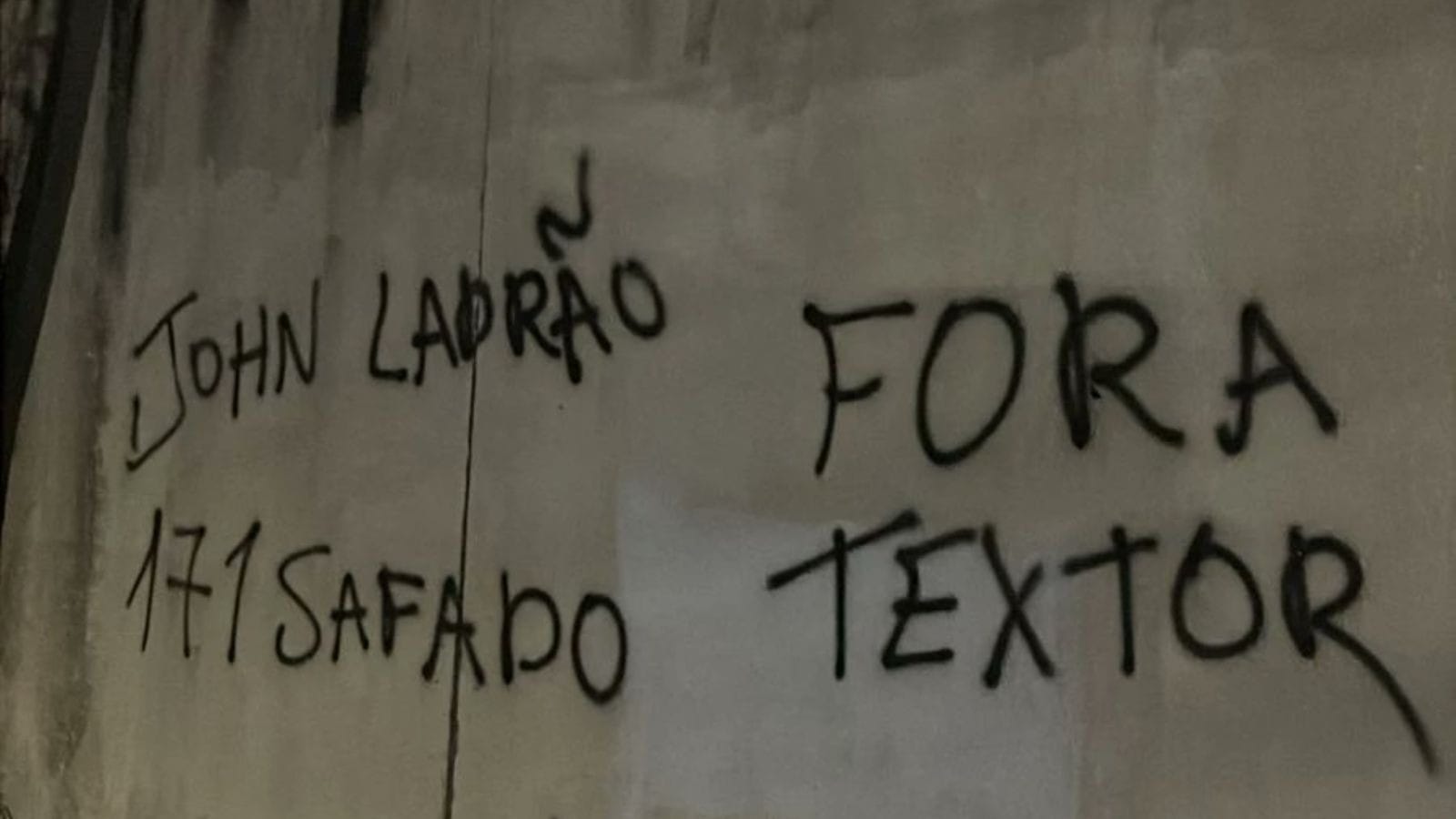 Muros do CT do Botafogo são pichados com críticas a John Textor: "Ladrão"