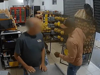 Vídeo: Homem invade comércio, agride trabalhador e rouba dinheiro em Potim