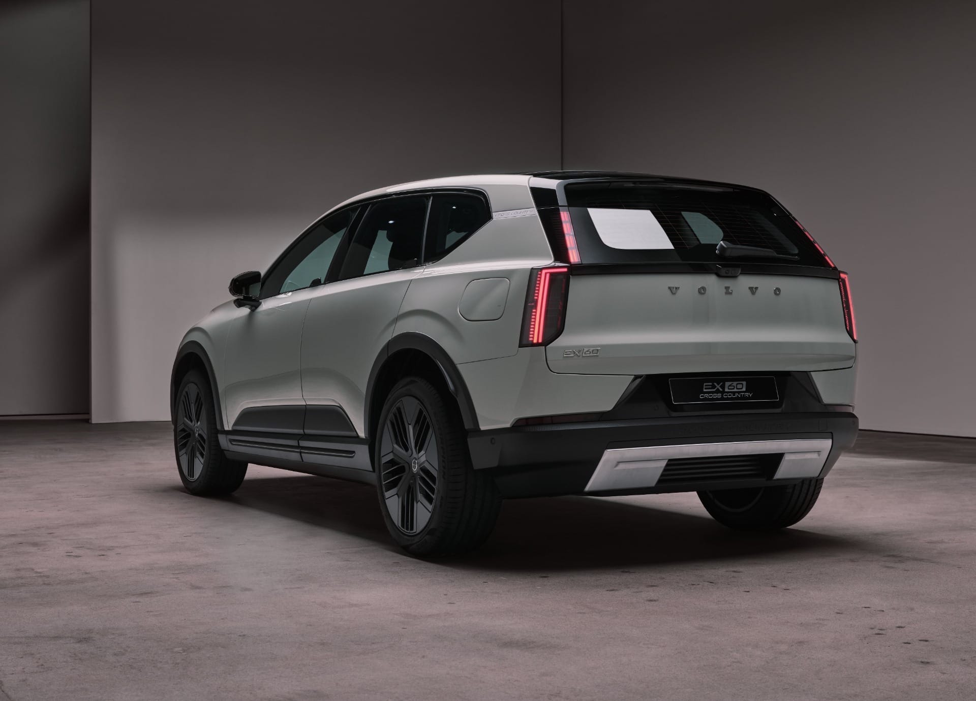 Detalhe da traseira do Volvo EX60, com linhas limpas e foco funcional no design