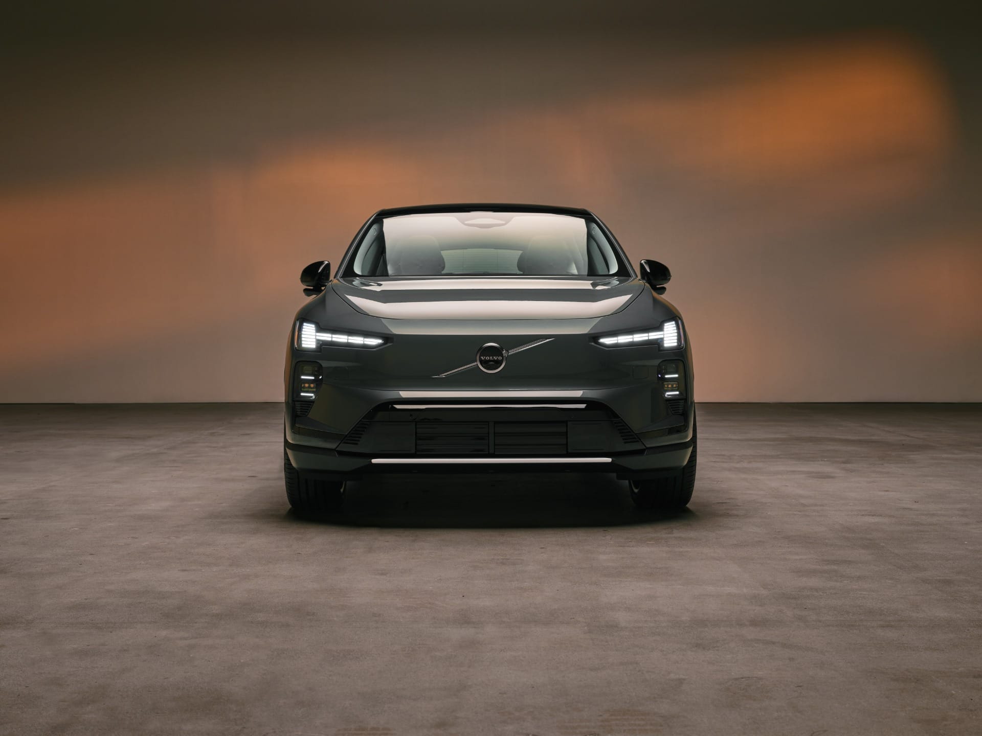 Frente do Volvo EX60 traz perfil baixo e assinatura visual alinhada à nova geração da marca