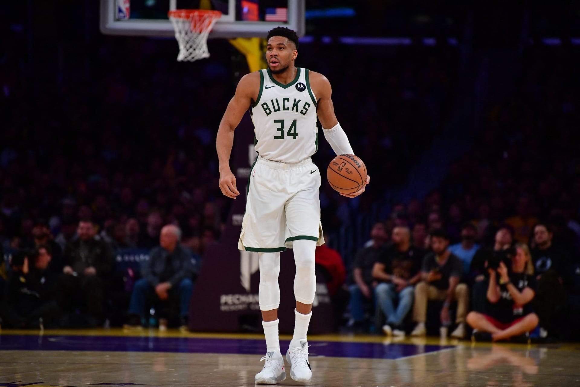NBA: Giannis Antetokounmpo tem lesão e desfalca o Milwaukee Bucks